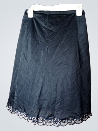 Schwarzer Sliprock mit Spitze