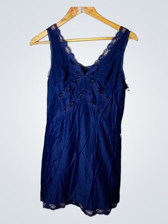 Blueschlüpferkleid mit Spitzenbesatz