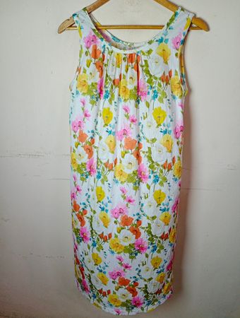 Ärmelloses Kleid mit floralem Druck