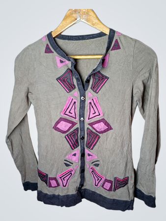 Grau langärmliges Hemd mit geometrischen rosa und lila Applikationen