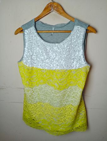 Graues Tanktop mit Pailletten und gelbem Spitzenbesatz