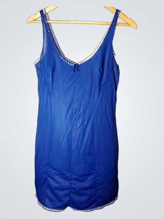 Blauer Slip mit Spitzenbesatz