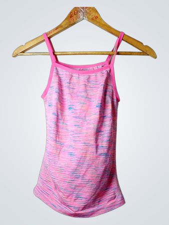 Rosa und blaue gestreifte Tanktop