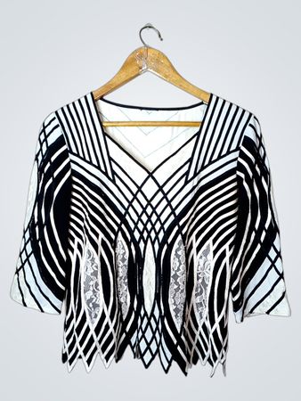 Schwarz-weiß gemusterte Bluse mit Spitzen-Einsätzen