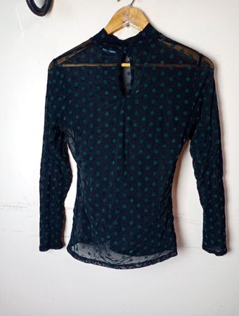 Durchsichtiger Polka-Dot-Halsabschluss-Top