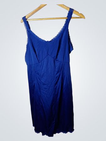 Blaues Slipkleid mit Spitzenbesatz