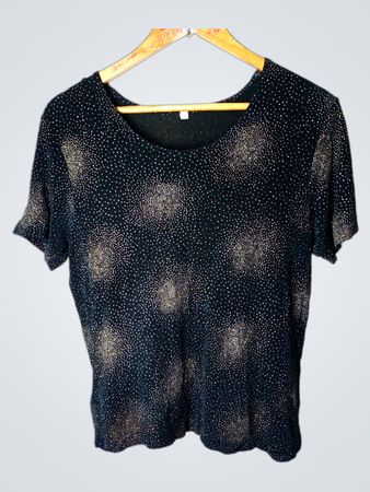 Schwarzes T-Shirt mit Glitzer-Druck und Größenetikett 40/42