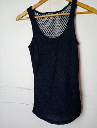 Schwarzes Tanktop mit Netzrücken