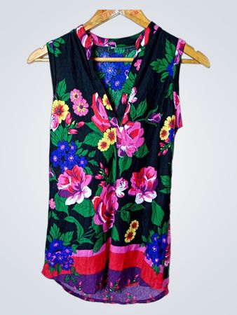 Ärmelloses Oberteil mit Blumenmuster und roten sowie lila Besätzen