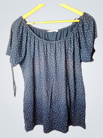 Blaues schulterfreies Oberteil mit weißem und gelbem Herzmuster