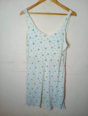 Weißes ärmelloses Kleid mit Blumenmuster
