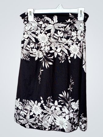 Schwarz-weißes Blumenmuster trägerloses Kleid