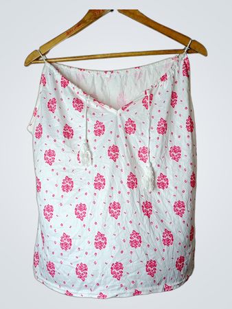Weißes Tanktop mit pinkem Blumenmuster