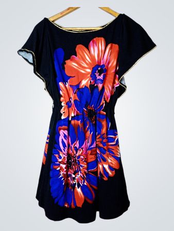 Schwarzes Kleid mit Blumenmuster