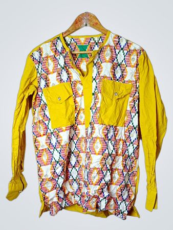 Gelbes Langarmshirt mit buntem geometrischen Muster