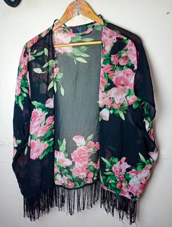 AX Paris Schwarzer Floral-Kimono mit Fransen