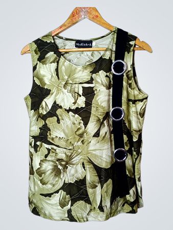 MARIA=Ein ärmelloses Oberteil mit Blumenmuster und Ösen