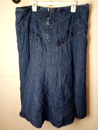 Jeansrock mit floralen Stickereien