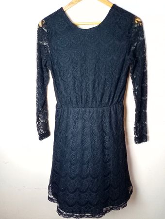 RESERVED Schwarzes Spitzenkleid mit langen Ärmeln