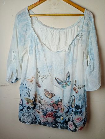Weiße Bluse mit Schmetterlings- und Blumenmuster