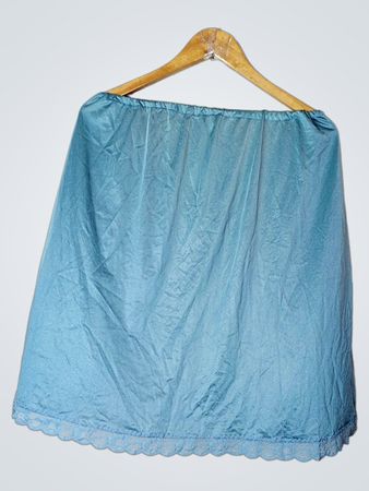 Blaue Slip mit Spitzenbesatz