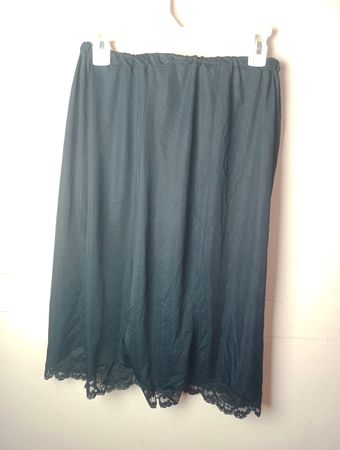 Dunkler Slip mit Spitzenbesatz