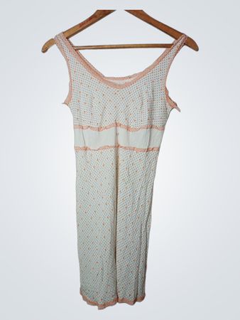 Weißes Slipkleid mit orangefarbenen Punkten und rosa Spitzenbesatz