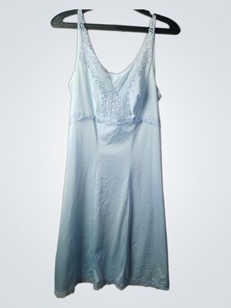 Hellblauer Slip mit Spitzenbesatz