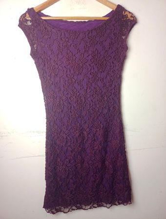 Lila Spitzenkleid