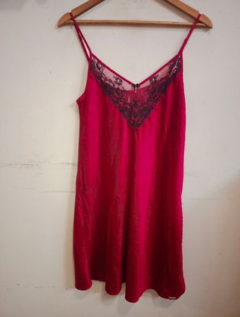 Rotes Slipkleid mit Spitzenbesatz