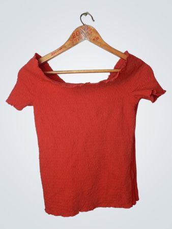 Rotes schulterfreies Top mit Smok