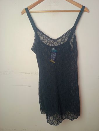 b.tem Schwarzes Spitzen-Slipkleid