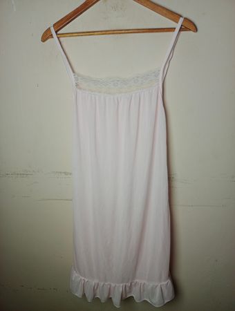 Rosa Slip mit Spitzenbesatz und Volantsaum