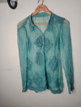 Durchsichtige Teal-Bluse mit Spitzenapplikationen