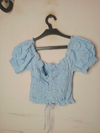Blaues smockiertes Crop-Top mit Puffärmeln