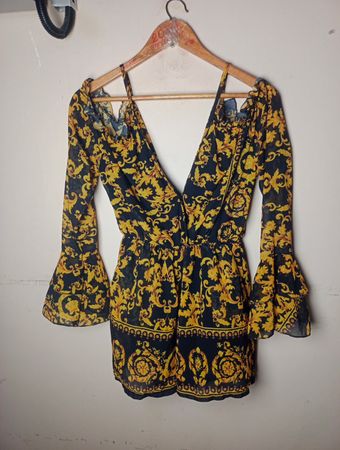 Schwarzer und goldener gemusterter Jumpsuit