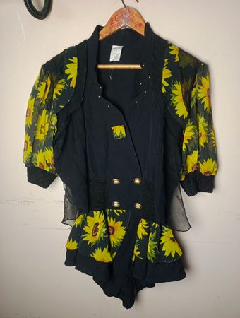 Schwarzes Oberteil mit Sonnenblumenmuster