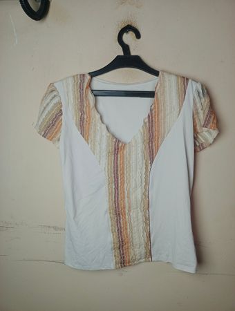 Weißes T-Shirt mit gestreiften Mesh-Ärmeln