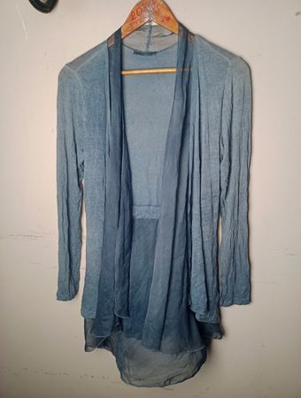 Blauer offener Strickjacke mit transparenter Überlage