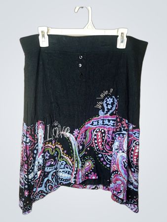 Schwarze Rock mit "LOVE"-Grafik und Paisleymuster