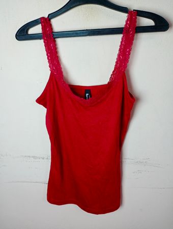 Rotes Spitzen-Cami-Top