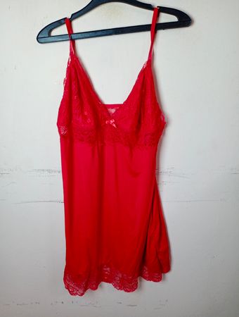 Roter Spitzensaum Slip