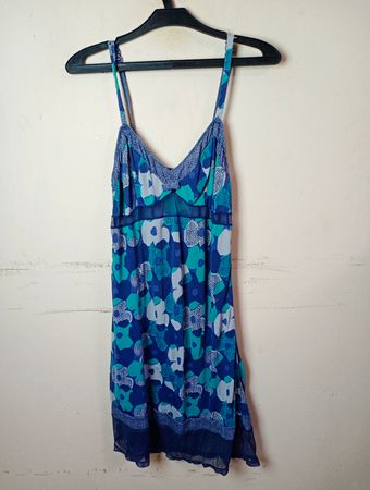 Blaues florales Druck-Slipkleid