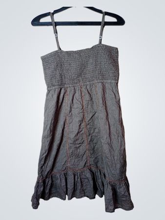 Madonnas Graues Smockkleid mit Rüschensaum