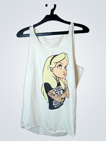 Weißes Tanktop mit Alice im Wunderland Grafik