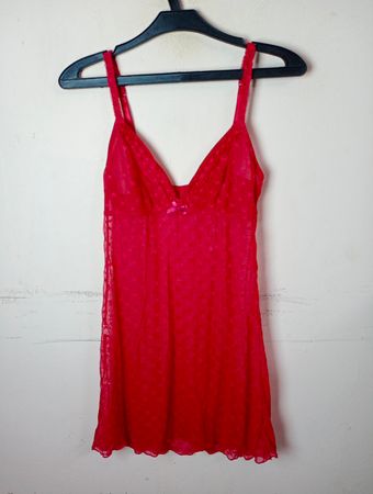 Rote Spitzenunterhose mit Sternmuster