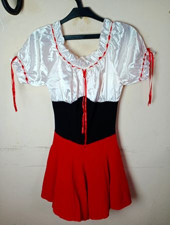 Rotes, schwarzes und weißes Kleid