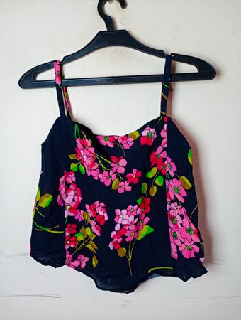 Schwarzes Blumendruck-Top