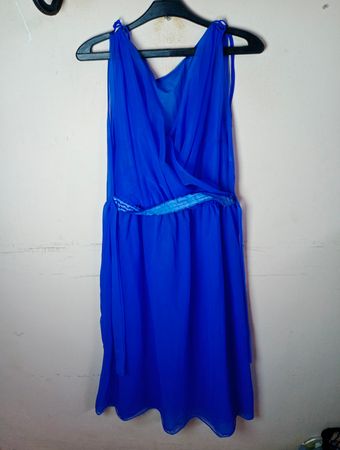 Blaues Chiffonkleid