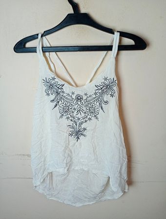 Weißes Tanktop mit besticktem Blumenmuster